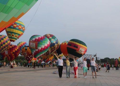 Đông đảo du khách và người dân tỉnh Cà Mau tham quan, chụp ảnh lưu niệm nhân Ngày hội Văn hóa di sản và Lễ hội Khinh khí cầu tỉnh Cà Mau lần thứ I, năm 2026. Ảnh: Tuấn Kiệt – TTXVN.