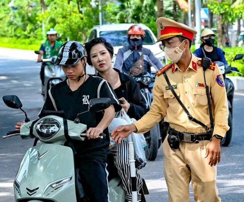 Lực lượng Cảnh sát giao thông hướng dẫn người điều khiển xe máy vào vị trí kiểm tra