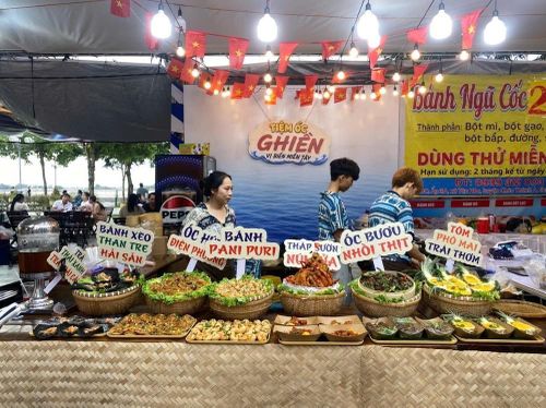Gian hàng ẩm thực tại Lễ hội ẩm thực Tây Đô