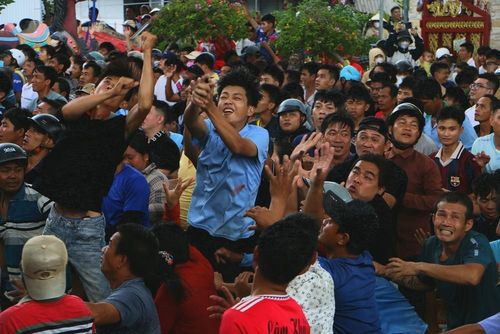 Khi hiệu lệnh vang lên, đông đảo người dân nhanh chóng tiến về phía giàn cúng để nhận các lễ vật, tạo nên cảnh tượng náo nhiệt với tiếng reo hò và cổ vũ