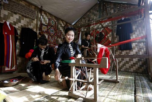 Đồng bào dân tộc Thái trình diễn dệt thổ cẩm tại Tuần Văn hóa Du lịch Mộc Châu tỉnh Sơn La năm 2026. Ảnh: Quang Quyết - TTXVN