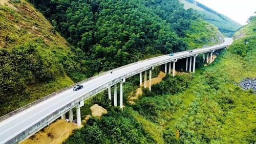 Một cầu cạn trên đường tiền cao tốc từ phía nam nối lên phía bắc tỉnh. (Ảnh: THÀNH CHUNG)