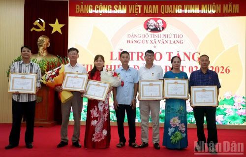 Đảng ủy xã Văn Lang trao Huy hiệu Đảng cho các đảng viên trong xã. (Ảnh: Ngọc Long)