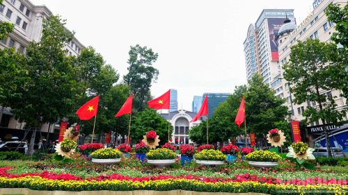 Cùng những lá cờ đỏ sao vàng tung bay trên phố góp phần tạo nên một diện mạo thành phố rực rỡ, tràn đầy sức sống trong dịp Quốc khánh.