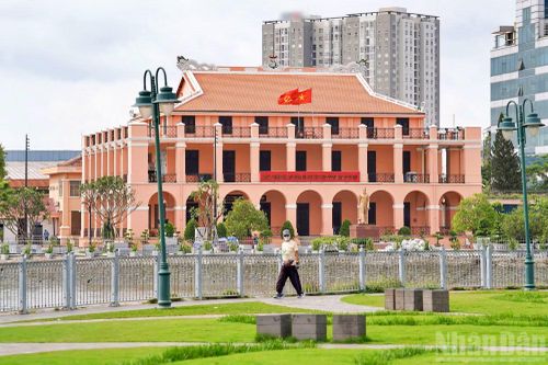 Tại khu vực Bến Nhà Rồng, cờ đỏ sao vàng tung bay tạo điểm nhấn giữa không gian ven sông Sài Gòn.