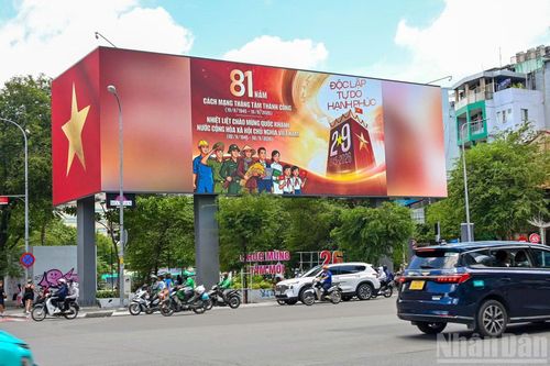 Những lá cờ đỏ sao vàng trên các tuyến đường tạo nên hình ảnh nổi bật trong những ngày cả nước chào mừng Quốc khánh.