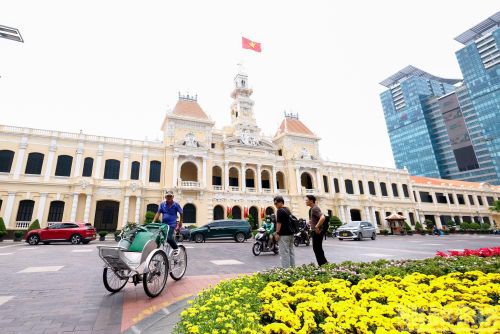 Từ những tuyến đường rợp bóng cờ hoa đến các khu vui chơi, điểm tham quan﻿, không khí những ngày này trở nên nhộn nhịp hơn.