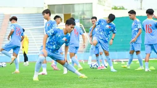 U20 Việt Nam luyện tập trên sân vận động Việt Trì (Phú Thọ). (Ảnh: VFF)