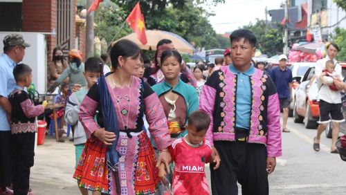 Đông đảo người dân trong và ngoài tỉnh Sơn La đã có mặt tại cao Khu du lịch quốc gia Mộc Châu để tham gia trải nghiệm các hoạt động của Tuần Văn hóa-Du lịch Mộc Châu. (Ảnh: QUỐC TUẤN)