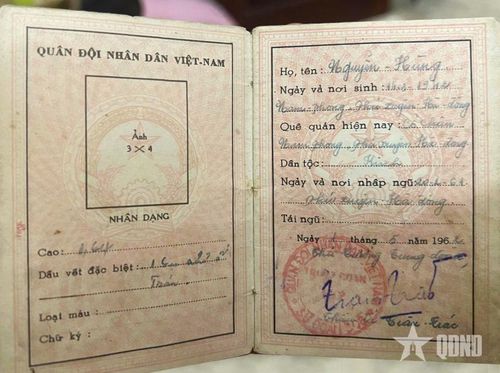Cuốn sổ quân nhân của đồng chí Nguyễn Văn Hùng. Ảnh do gia đình cung cấp