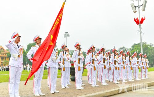  Cán bộ, chiến sĩ Bộ tư lệnh Lăng Chủ tịch Hồ Chí Minh thực hiện nghi lễ thượng cờ tại Quảng trường Ba Đình. Ảnh: TUẤN HUY