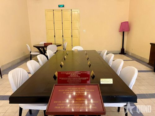 Căn phòng làm việc của Chủ tịch Hồ Chí Minh và các đồng chí trong Trung ương Đảng. 