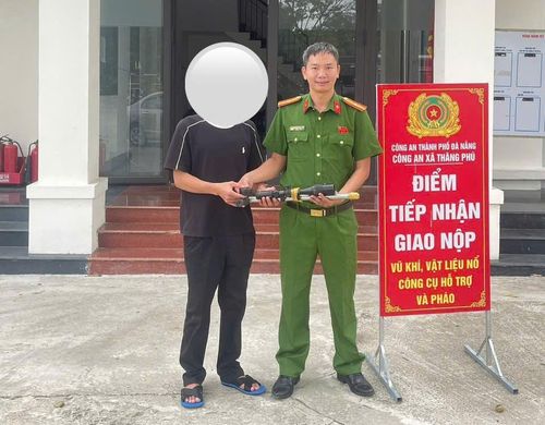 Công an xã Thăng Phú tiếp nhận súng tự chế do người dân giao nộp.