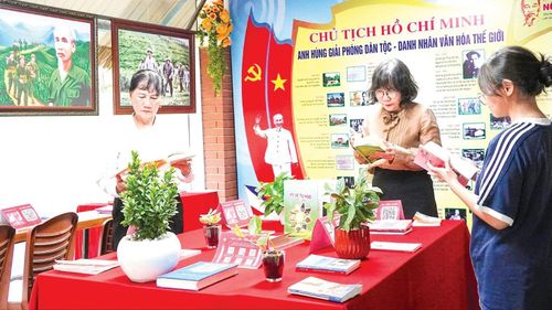 Cán bộ và người dân khu phố 11, phường Linh Xuân (TPHCM) tham quan, tìm hiểu tư liệu về Chủ tịch Hồ Chí Minh tại Không gian văn hóa Hồ Chí Minh ở điểm văn hóa cộng đồng khu phố 11 (ẢNH: PHƯƠNG UYÊN)