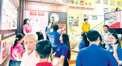 Cán bộ, người dân phường Minh Phụng tham quan Không gian văn hóa Hồ Chí Minh trên địa bàn phường (ẢNH: HIẾU ĐẶNG)