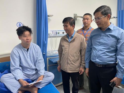  Thăm hỏi bệnh nhân vụ tai nạn 