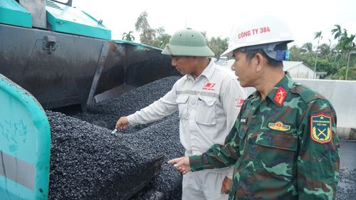  Kiểm tra nhiệt độ bê tông nhựa nóng trước khi thi công 