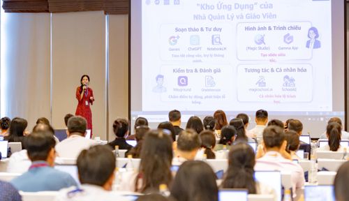 Cán bộ quản lý, giáo viên các trường học tham gia tập huấn về ứng dụng AI vào quản lý và dạy học trong tháng 8-2026. Ảnh: THU TÂM