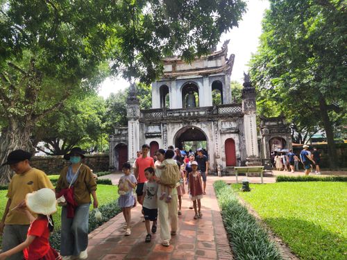  Nhiều gia đình chọn Văn Miếu - Quốc Tử Giám là một trong những điểm đến đặc biệt trong kỳ nghỉ lễ 2-9. Ảnh: THU HÀ 