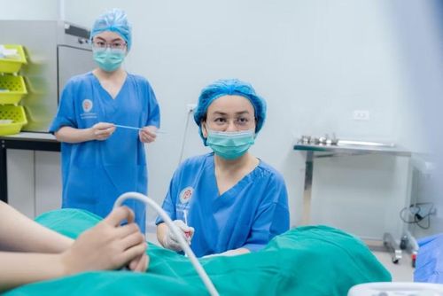 Các bác sĩ tại IVF108 sẽ đánh giá toàn diện trước khi tiến hành chuyển phôi.