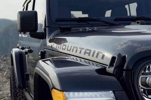Điểm nhấn ngoại thất của Wrangler Smoky Mountain là bộ tem bên sườn mui xe Smoky Mountain độc quyền lấy cảm hứng từ những đỉnh núi gồ ghề và các con đường mòn uốn lượn mang tên vùng đất này. Bên cạnh đó lưới tản nhiệt bảy khe màu đen bóng củng cố diện mạo táo bạo, không thể nhầm lẫn của dòng Wrangler.