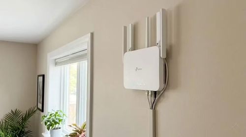 Đặt router ở vị trí cao, thoáng và gần trung tâm ngôi nhà giúp mở rộng vùng phủ sóng Wi-Fi mà không cần nâng cấp gói cước.