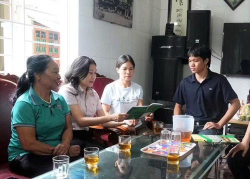 Cán bộ Phòng Giao dịch Ngân hàng Chính sách xã hội Nghi Lộc (Nghệ An) hướng dẫn thủ tục vay vốn cho một gia đình có 2 con đang học đại học. Ảnh: Hồ Lài