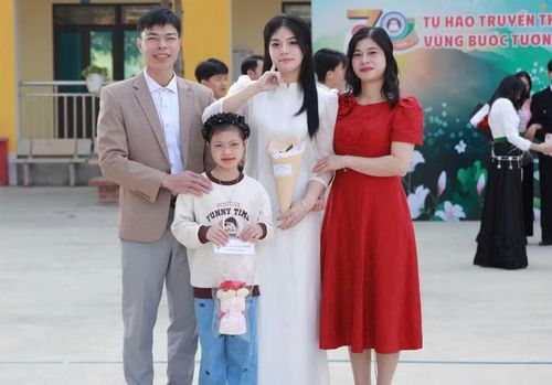 Khánh Linh cùng gia đình.