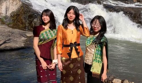 Khánh Linh ở giữa cùng bạn.