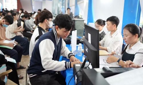Tân sinh viên khóa 2026 Trường Đại học Thủ Dầu Một (TPHCM) làm thủ tục nhập học. Ảnh: TDMU.