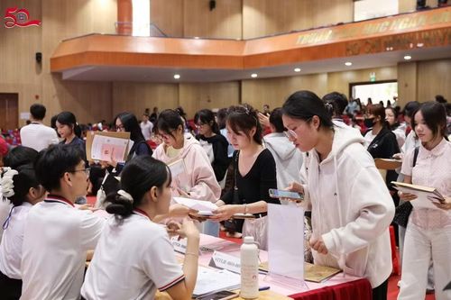 Tân sinh viên khóa 2026 Trường Đại học Ngân hàng TPHCM làm thủ tục nhập học. Ảnh: HUB.