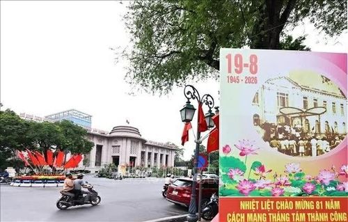 Pano, khẩu hiệu tuyên truyền cỡ lớn được bố trí tại khu vực trước Ngân hàng Nhà nước Việt Nam. (Nguồn: TTXVN)