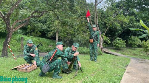 Cán bộ Đồn Biên phòng Nậm Lạnh, Bộ đội Biên phòng tỉnh Sơn La luyện tập phương án sẵn sàng chiến đấu, bảo vệ đơn vị dịp Quốc khánh 2/9. Ảnh: Vì Hiện