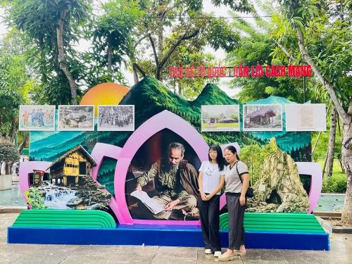Sau những năm tháng bôn ba, lãnh tụ Nguyễn Ái Quốc trở về Tổ quốc ngày 28/1/1941. Mô hình “Trở về Tổ quốc - Dẫn lối cách mạng” tái hiện chặng đường Người trực tiếp cùng Trung ương Đảng chuẩn bị lực lượng, xây dựng căn cứ địa, tạo tiền đề cho Tổng khởi nghĩa Tháng Tám năm 1945. Ảnh V.Ng