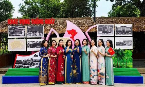 Từ mùa Thu năm 1945, câu chuyện tiếp tục bằng một chặng đường đầy gian khổ nhưng cũng hào hùng. Mô hình “Khát vọng thống nhất” kết nối những dấu mốc lớn của lịch sử: Điện Biên Phủ, Hiệp định Geneva, cuộc kháng chiến chống Mỹ, cứu nước và Đại thắng mùa Xuân năm 1975 - những mốc son làm nên hành trình thống nhất non sông. Ảnh V.Ng