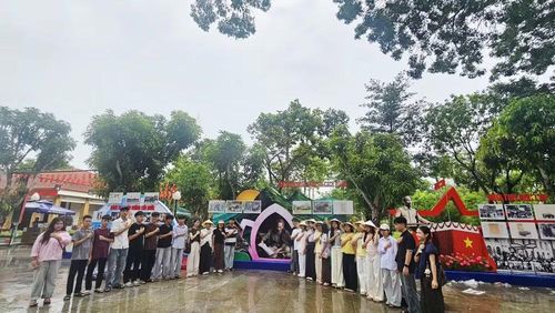 Trong dòng người tham quan, những bạn trẻ thường dừng lại khá lâu trước các mô hình. Lịch sử vốn quen thuộc qua sách vở nay được chuyển thành hình khối, hình ảnh và những câu chuyện trực quan, giúp các dấu mốc không còn xa cách mà trở nên gần gũi hơn với thế hệ hôm nay. Ảnh V.Ng