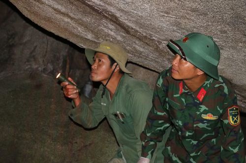 Ông Trương Công Bá (bìa trái) dẫn đội ĐK51 vào hang đá.