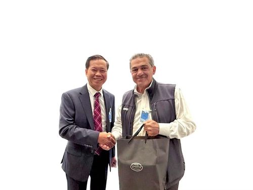 Tổng Lãnh sự Hoàng Anh Tuấn gặp tỷ phú Saeed AmidiẢnh: NVCC