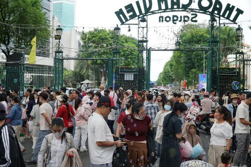 Người dân TPHCM vui chơi tại Thảo Cầm Viên trong dịp lễ 2/9. Ảnh: Anh Nhàn
