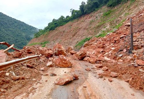 Hàng loạt tảng đá khủng từ trên núi lăn xuống chắn ngang tỉnh lộ 543D.