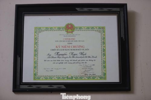 Kỷ niệm chương “Chiến sĩ cách mạng bị địch bắt tù, đày” được gia đình bà Huệ lưu giữ, treo trang trọng trên tường nhà.