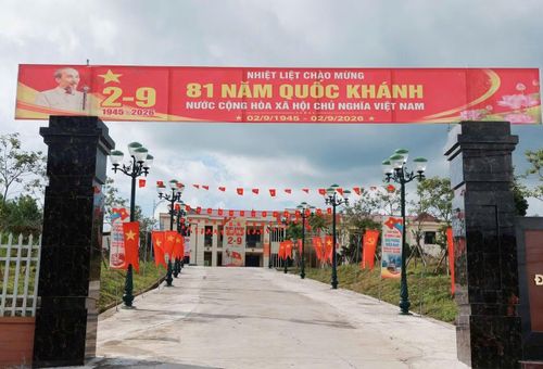Việc kết hợp giữa không gian văn hóa truyền thống, cảnh quan thiên nhiên và sắc cờ Tổ quốc tạo nên điểm nhấn riêng cho xã An Lạc dịp Quốc khánh 2/9.