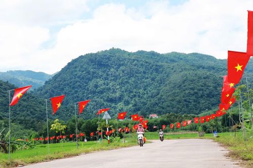  Trên các tuyến đường, trước mỗi mái nhà, tại nhà văn hóa, trường học và trụ sở hành chính, cờ Tổ quốc﻿ được treo trang trọng. 