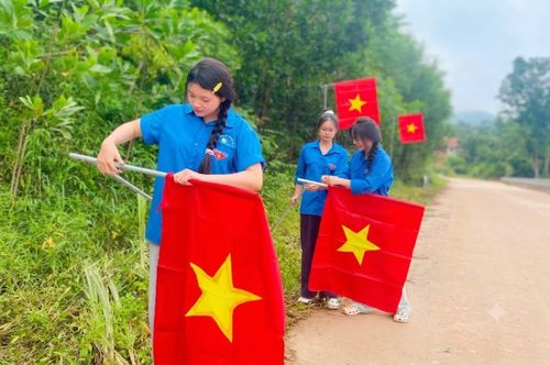 Công trình "Đường cờ Tổ quốc” được triển khai nhằm tạo cảnh quan đẹp và không khí phấn khởi dịp Quốc khánh 2/9.