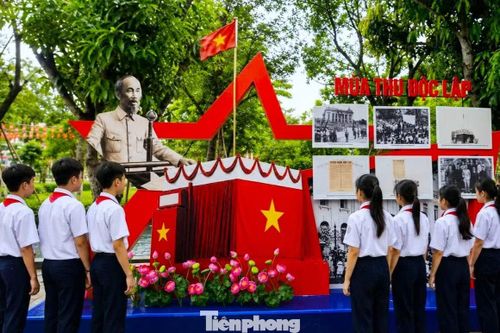 Mô hình nghệ thuật với chủ đề "Mùa thu độc lập" tại Khu di tích quốc gia đặc biệt Kim Liên.