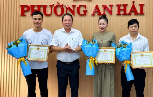 Anh Trí (bìa phải) và những người bạn đồng hành được phường An Hải tuyên dương, khen thưởng vì đã có đóng góp tích cực trong việc bảo vệ môi trường.