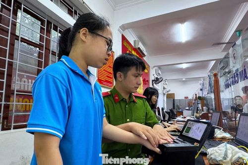  Công an phường Thành Vinh tổ chức cấp căn cước﻿, định danh điện tử mức 2 và giải quyết các thủ tục hành chính cho người dân. 