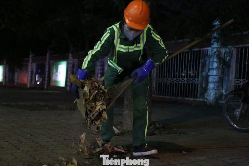 Khi phố phường bước vào kỳ nghỉ, những chiếc xe thu gom rác vẫn lặng lẽ chạy trên từng con đường. Gần 30 năm trong nghề cũng là gần 30 năm chị Trần Thị Kim Dung, công nhân Công ty CP Môi trường và Công trình đô thị Nghệ An, gắn bó với công việc vệ sinh môi trường trong những ngày lễ, Tết. “Đặc thù của nghề vệ sinh môi trường là ngày lễ, Tết, khối lượng công việc nhiều hơn nhưng chị em luôn động viên cùng cố gắng”, chị Dung chia sẻ.