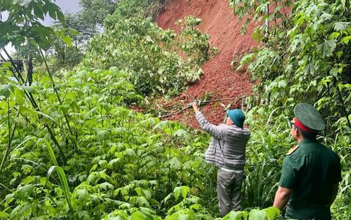 Hiện trường khu vực sạt lở phía sau nhà xưởng.