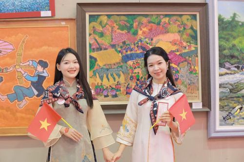 Sau khi tham quan triển lãm, các thí sinh Hoa hậu Việt Nam 2026 bắt đầu hành trình trên Chuyến tàu Độc lập với tuyến trải nghiệm 5 cửa ô, Thăng Long - Kinh Bắc. Việc được trải nghiệm hành trình bằng đường sắt trong những ngày cả nước hướng về Quốc khánh 2/9 là kỷ niệm đặc biệt trong hành trình Hoa hậu Việt Nam 2026.